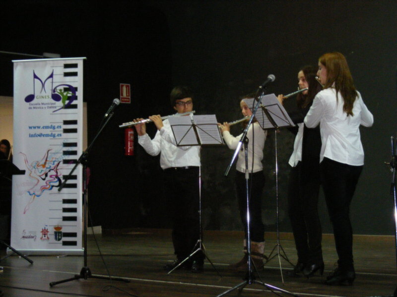 Concierto de flauta en el escenario de la Escuela Municipal de Música y Danza de Gines.
