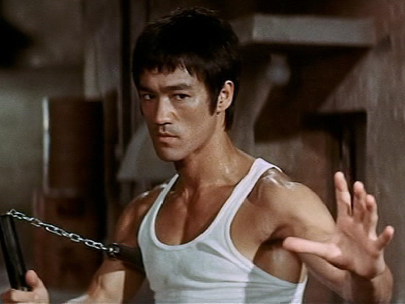 Bruce Lee en una escena de 'Enter the Dragon', mostrando su habilidad para el boxeo y la artes marciales.