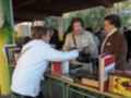 Personas intercambiando libros en una feria o mercado de libros al aire libre.