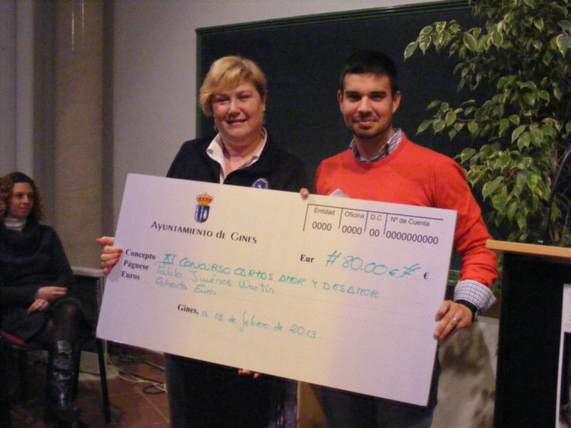 Entrega de un cheque por el Ayuntamiento de Gines en el marco del II Concurso Cartas Amor y Desamor.