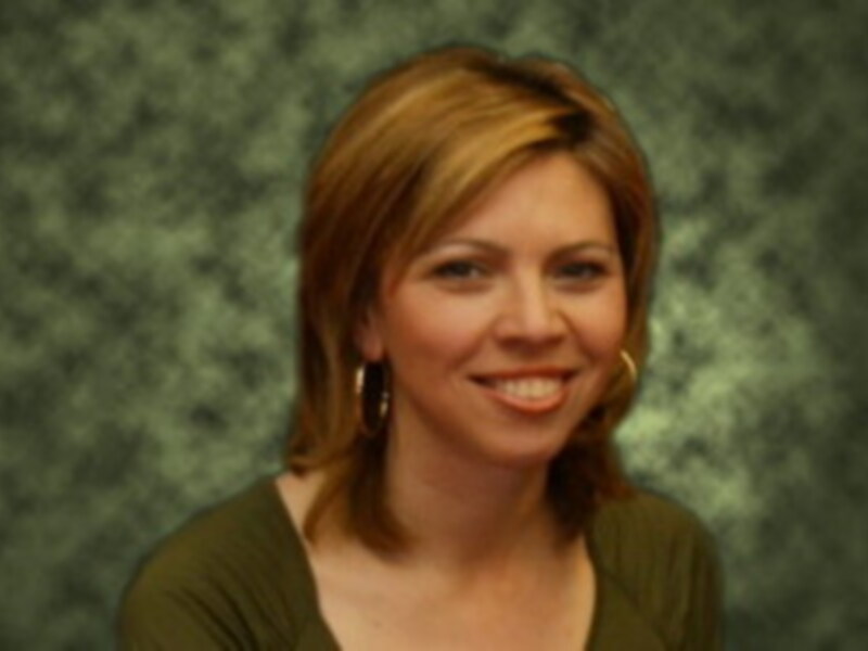 Una mujer sonriendo frente a un fondo verde con textura.