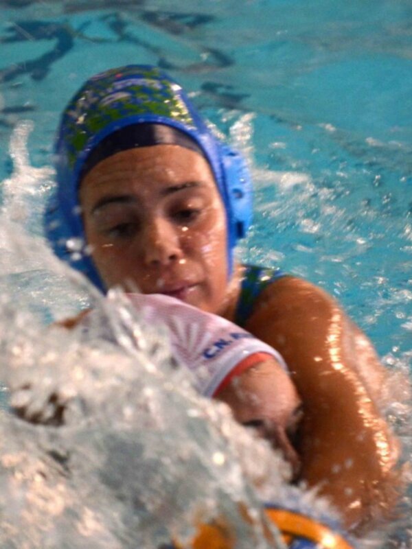 Jugadora de waterpolo en acción durante un partido.