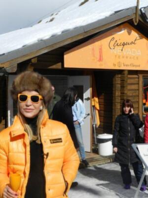 Carmen Lomana se divierte y olvida de su separación esquiando en Sierra Nevada