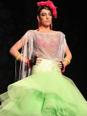 Claudia Revuelta debuta sobre la pasarela 