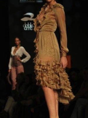 Claudia Revuelta debuta sobre la pasarela 