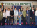Fiesta del Deporte en un evento formal con una bandera de España y un cartel que dice "Fiesta del Deporte".