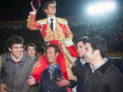 El Juli reaparece en Olivenza y sale por la puerta grande