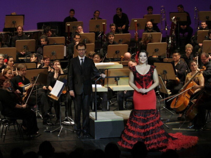 Sensacional Erika Leiva en el concierto de feria del Teatro Maestranza con la orquesta sinfónica de Sevilla