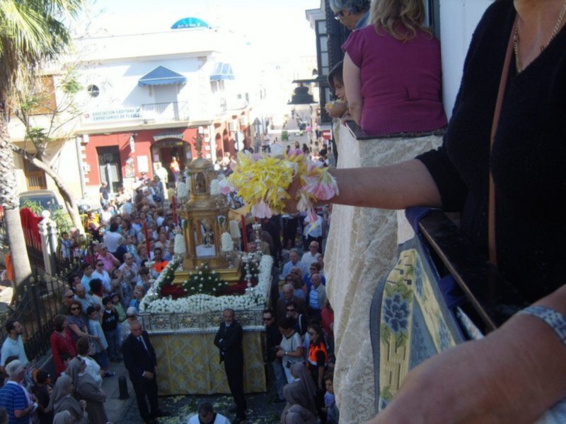 La Delegación de Fiestas invita a los ciudadanos a participar en la fiesta del Corpus Christi engalanando sus fachadas(Chipiona)