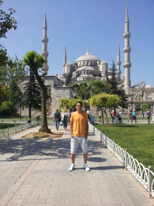 Turista frente a la Mezquita Azul, Estambul, Turquía