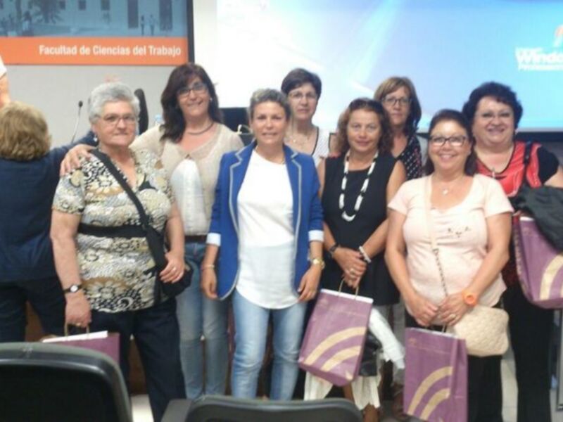 Grupo de mujeres posando juntas en un evento en la Facultad de Ciencias del Trabajo.