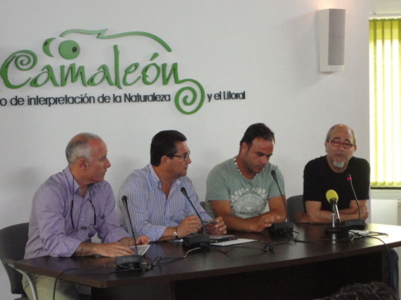 Conferencia de prensa en Camaleón con expertos sobre interpretación de la naturaleza y el litoral.