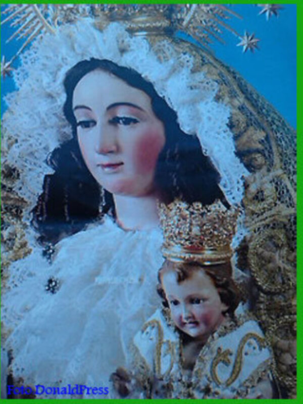 Imagen de la Virgen María con el Niño Jesús en sus brazos, rodeada de estrellas y con un manto blanco.