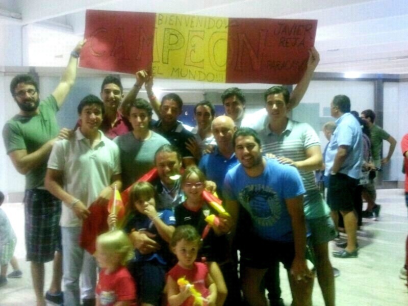 Grupo de personas celebrando con una pancarta que dice '¡Campeones!'}