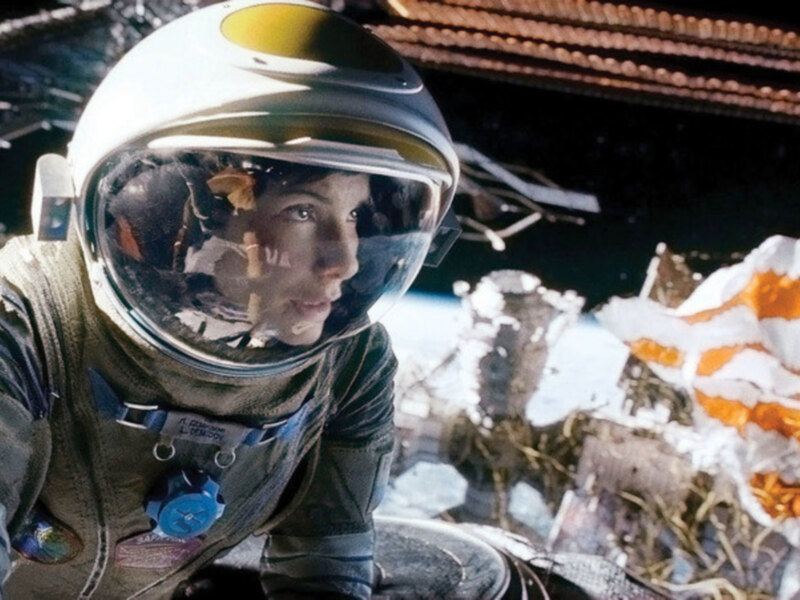 Una imagen de un astronauta en traje espacial, posiblemente durante una misión espacial, con un fondo que sugiere un entorno exterior de la Tierra.