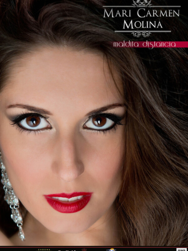Elegante retrato de una mujer con maquillaje profundo y pendientes de cristal, con el nombre Mari Carmen Molina en la parte superior de la imagen.