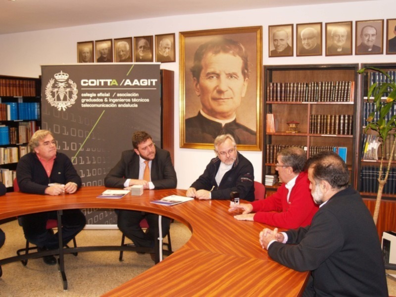 Reunión en la sede de COITTA/AAGIT, asociación de graduados e ingenieros técnicos de telecomunicación de Andalucía.