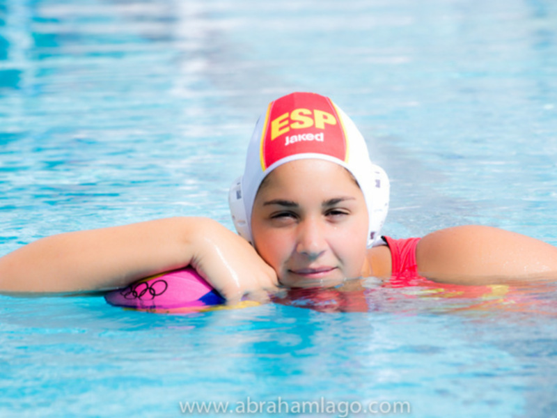 Atleta de waterpolo español en una piscina.