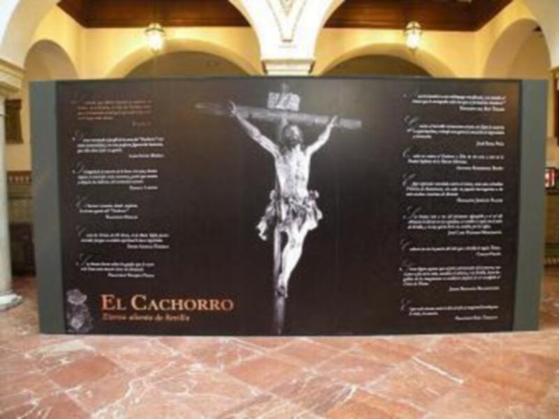 Placa conmemorativa de 'El Cachorro', un mártir de la independencia de México, ubicada en un edificio histórico.