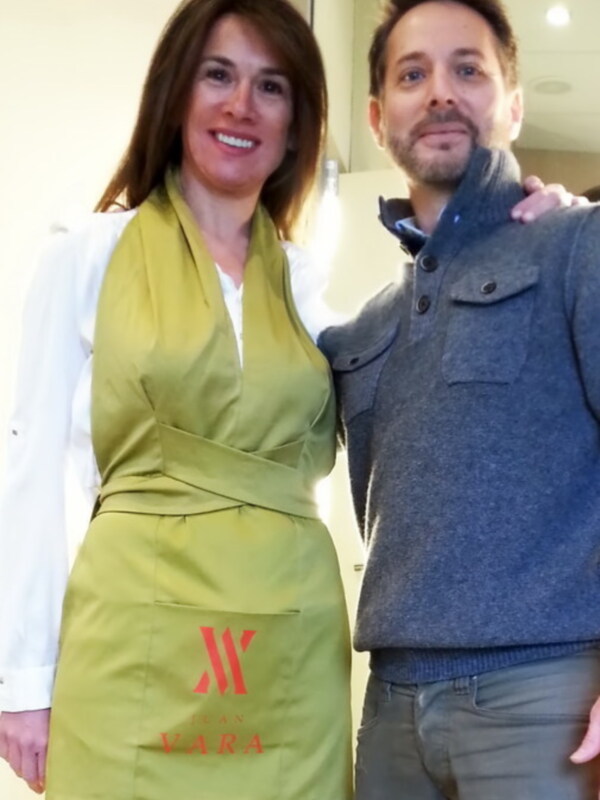 Dos personas posando juntas, una con un abrigo verde y la otra con una chaqueta gris, ambos sonrientes.