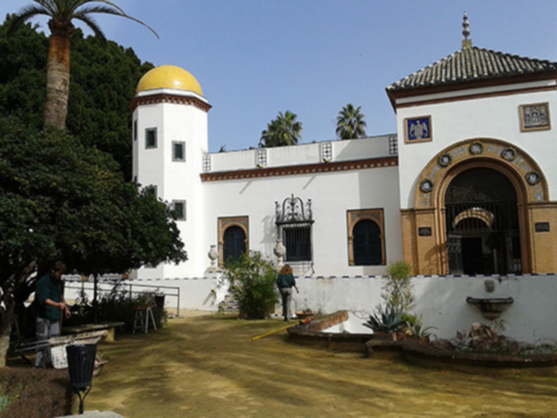 Fachada de un edificio con estilo árabe, con cúpulas amarillas y detalles ornamentales en la entrada principal.