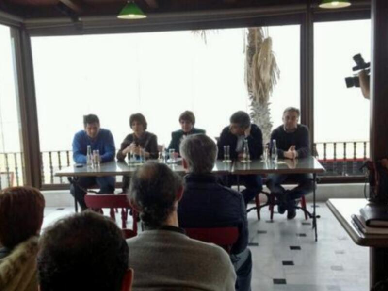 Reunión de trabajo en un ambiente acogedor con vistas al mar.