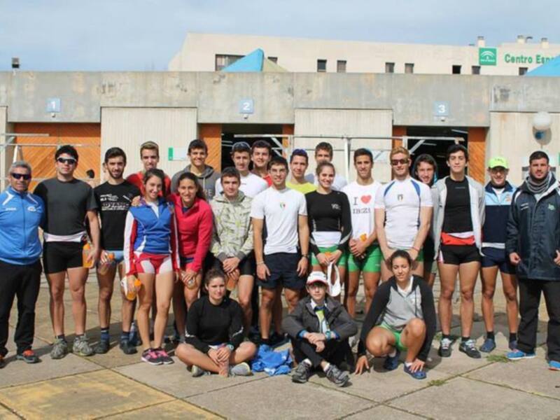 Equipo de atletismo posando para una foto en el Centro Estatalizado.