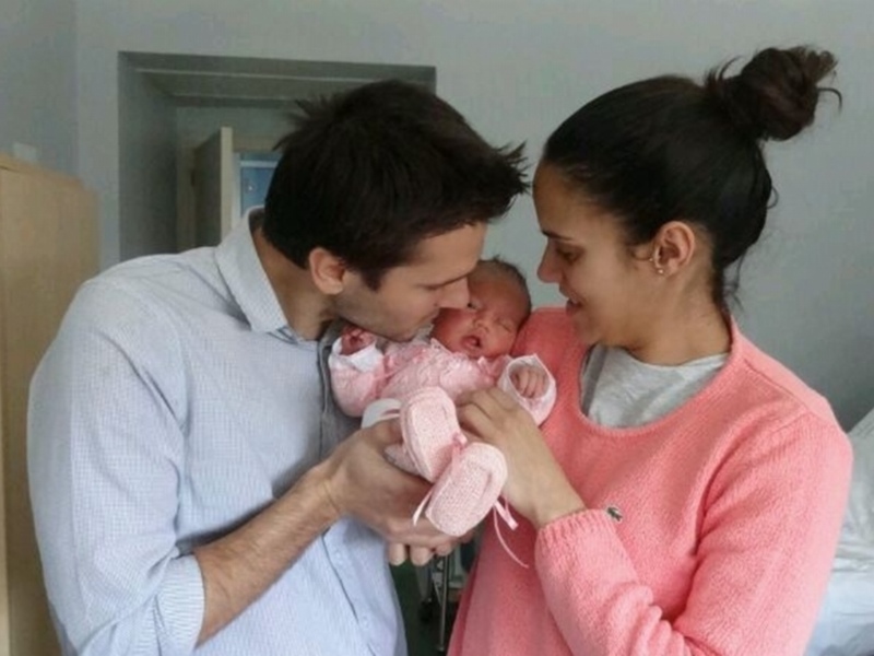 Feliz pareja con su recién nacida, momentos de amor y ternura.
