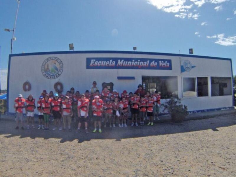 Grupo de jóvenes en la Escuela Municipal de Vela de Chipiona.