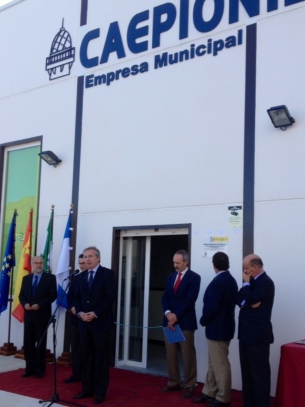Inauguración de la Empresa Municipal CAEPIONI en un evento formal con autoridades locales y banderas nacionales y europeas.