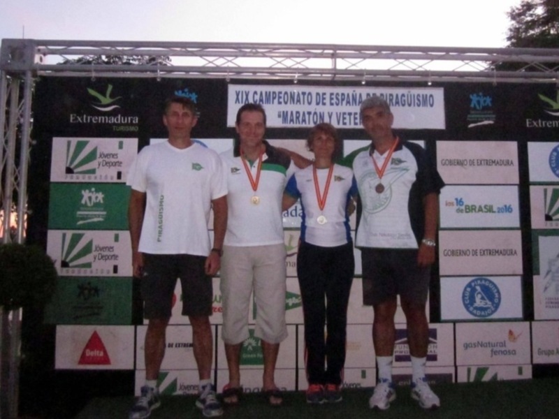 Equipo de triatlón posando en el podio del Campeonato de España de Piragüismo.