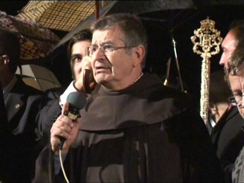 Persona con hábito monástico hablando en un evento público.