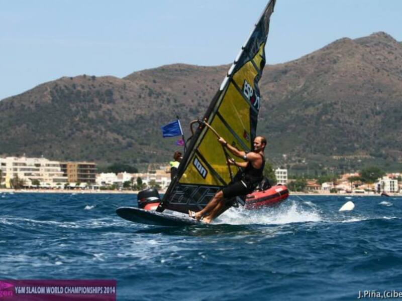 Competidor en el Campeonato Mundial de Slalom de Windsurf 2014, en Mallorca, España.