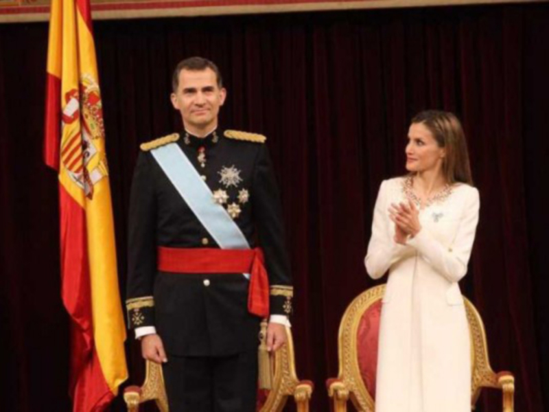 El rey Felipe VI de España y la reina Letizia durante una ceremonia oficial en el Palacio Real de Madrid.