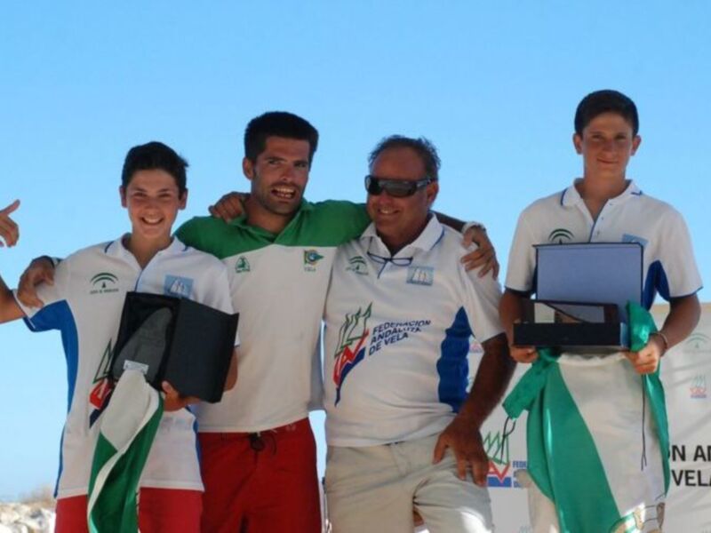Equipo ganador en el podio de un evento de vela, celebrado por la Federación Andaluza de Vela.