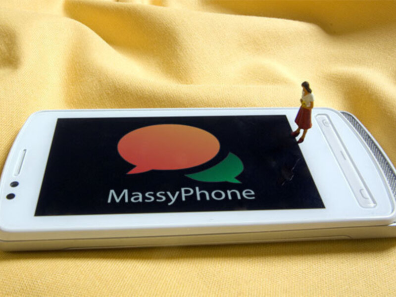 Figura de mujer miniatura sobre un teléfono móvil con el texto 'MassyPhone' y un icono de chat en la pantalla.