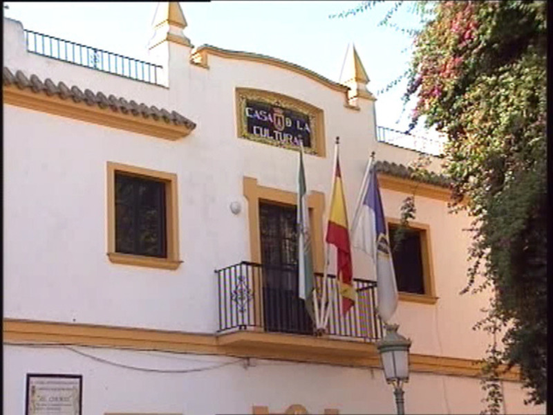 Edificio de la Casa de la Cultura con banderas y balcones, típico de la arquitectura andaluza.