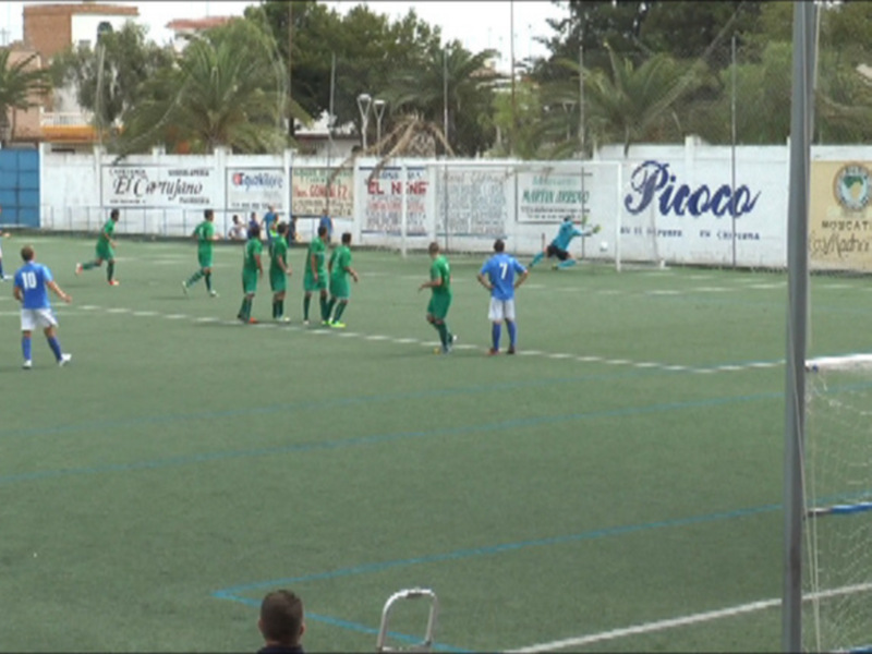Jugadores de fútbol en acción en un campo de juego con publicidad en el fondo.