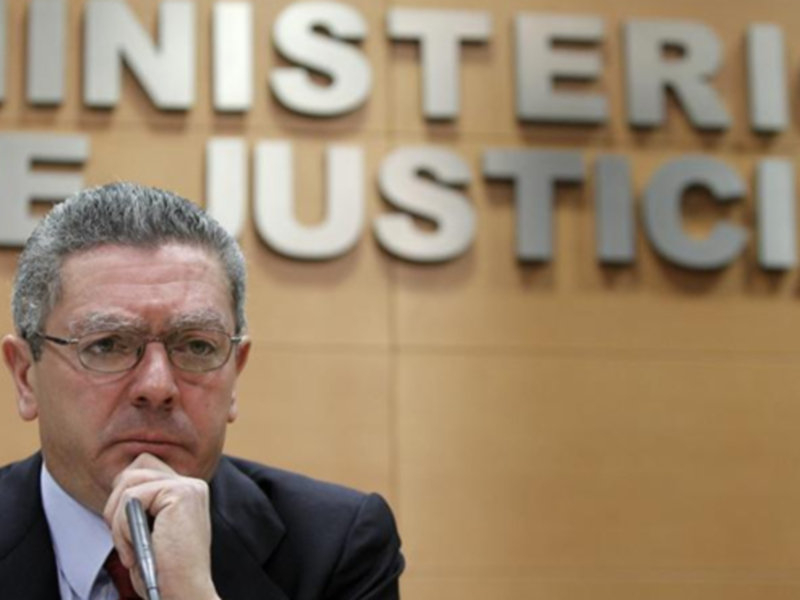 Persona en traje y gafas frente al Ministerio de Justicia, España.