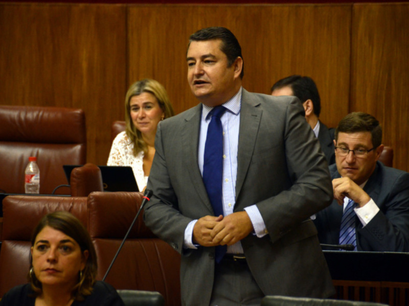Hombre en traje hablando en una reunión o audiencia formal.
