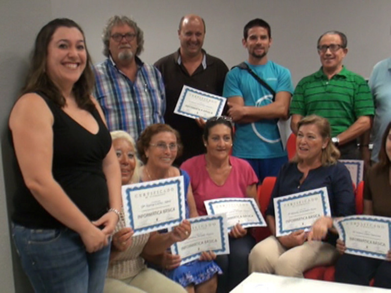Grupo de personas celebrando con certificados de Informática Básica.