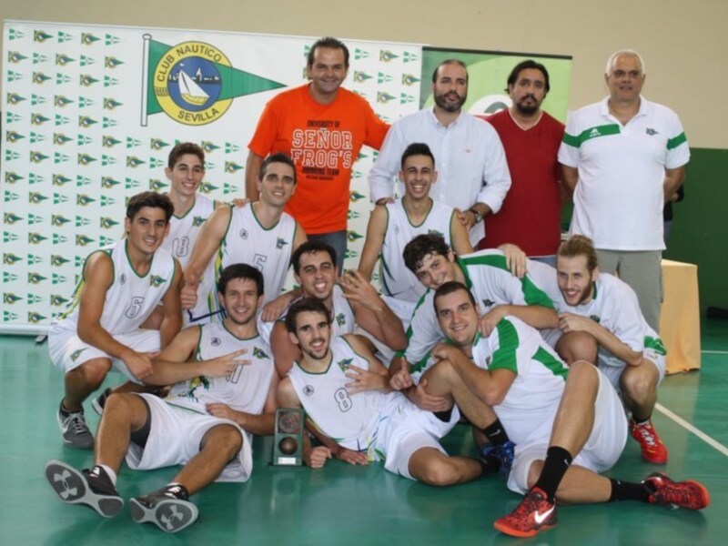 Equipo de baloncesto del Club Náutico Sevilla celebrando una victoria con su trofeo.
