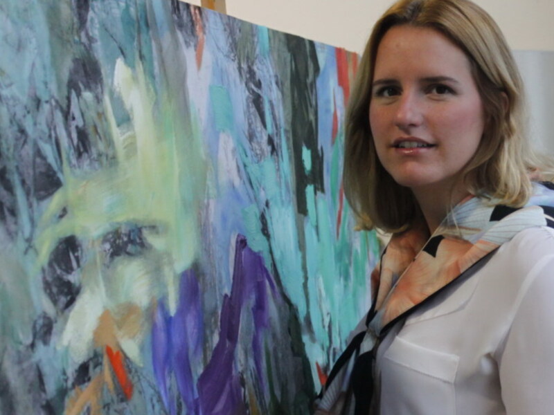 Expresión artística abstracta con una mujer contemplando una obra de arte en un espacio de exposición.