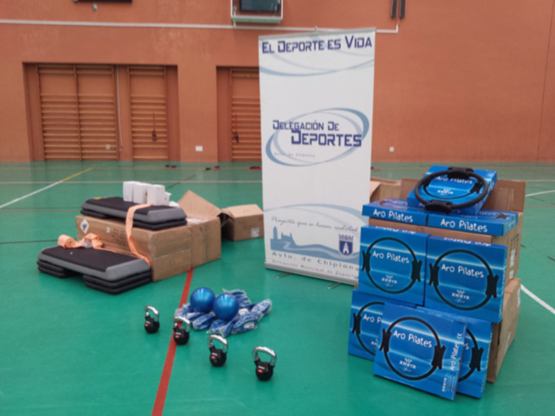 Equipo deportivo para Pilates y pesas en una sala de deportes.