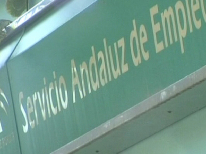 Señal del Servicio Andaluz de Empleo en un edificio público.