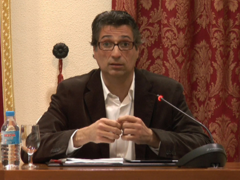 Agustín Lorenzo comunicó en el pleno ordinario de ayer jueves la renuncia a su acta de concejal por motivos personales.