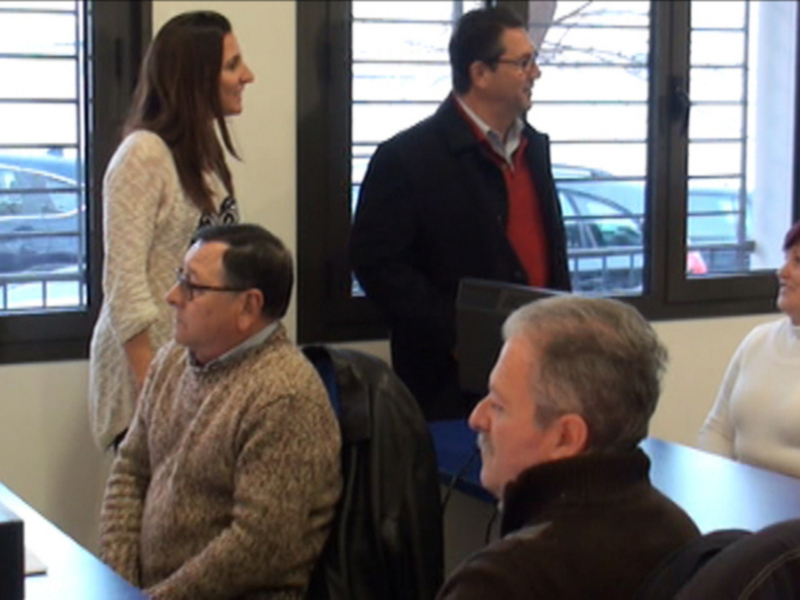 Reunión en oficina con personas intercambiando ideas en un ambiente de trabajo colaborativo.