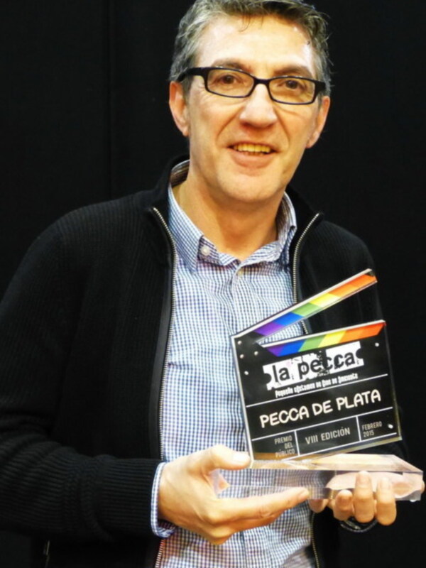 Persona sosteniendo el 'Premio Pecca de Plata' en la VIII Edición de La Pecca.