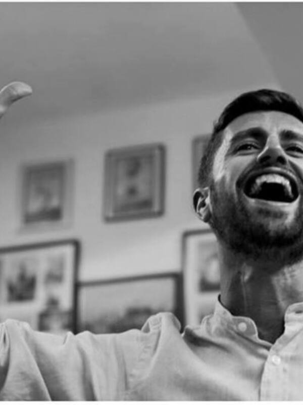 Hombre con gesto de celebración en blanco y negro