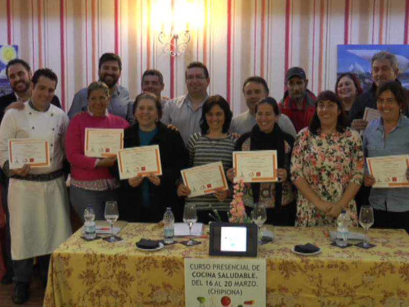 Participantes del curso presencial de cocina saludable celebrado del 16 al 20 de marzo en Chipiona, mostrando sus certificados.